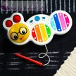 BABY EINSTEIN Zenélő játék xilofon Cal’s Curious Keys™ 12hó+