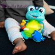BABY EINSTEIN Aktív játék C-karikán teknős Neptune’s Sensory Sidekick™ 0hó+
