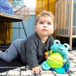BABY EINSTEIN Aktív játék C-karikán teknős Neptune’s Sensory Sidekick™ 0hó+