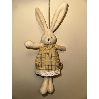 Lány nyuszi kockás ruhában, akasztós 22 cm, bézs